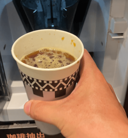 COFFEE ROBOT ROASTERSのコーヒーを実際に飲んだ様子