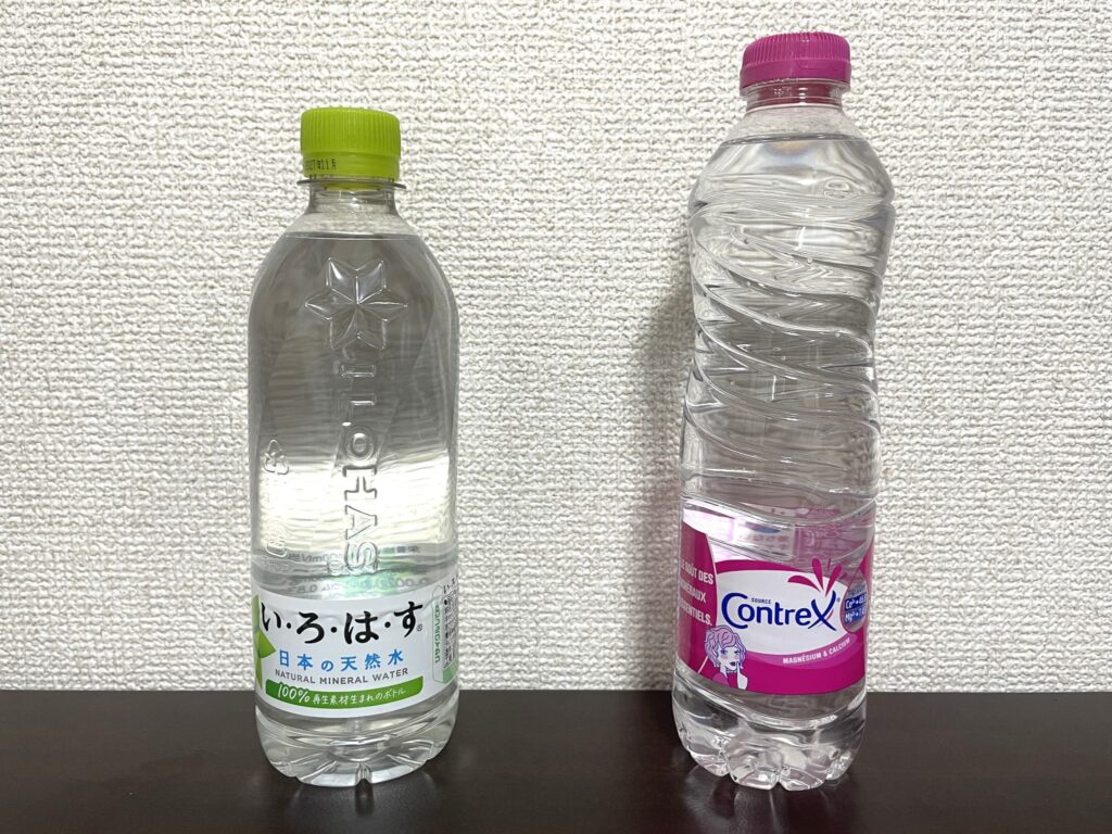 左は軟水(いろはす)、右は硬水(コントレックス)