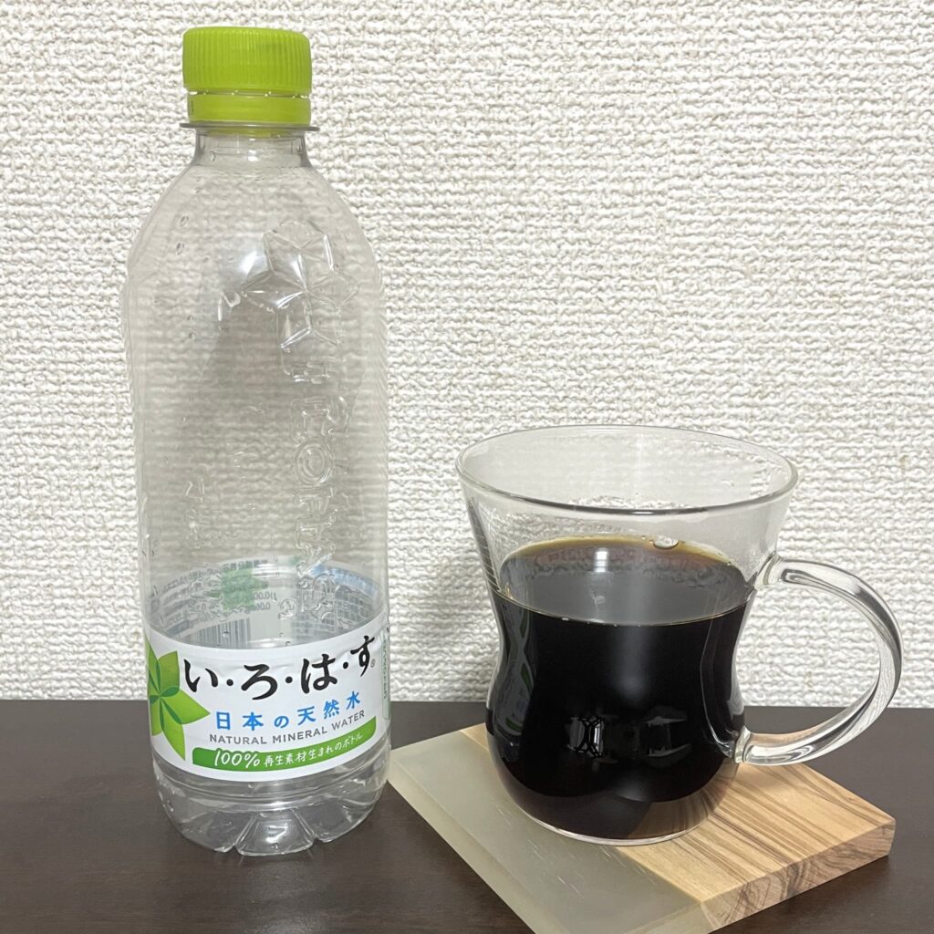軟水のいろはすのコーヒーを飲んだ様子