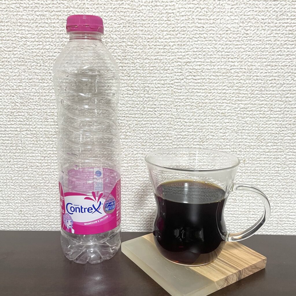 硬水のコントレックスのコーヒーを飲んだ様子