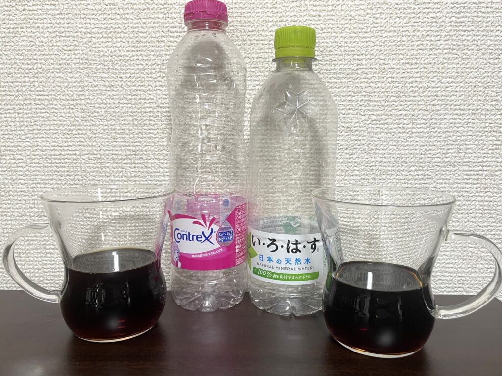 軟水のいろはす、硬水のコントレックスを飲み比べている様子
