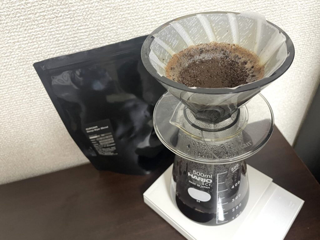 レッドポイズンのラムジャムを実査にハンドドリップした様子