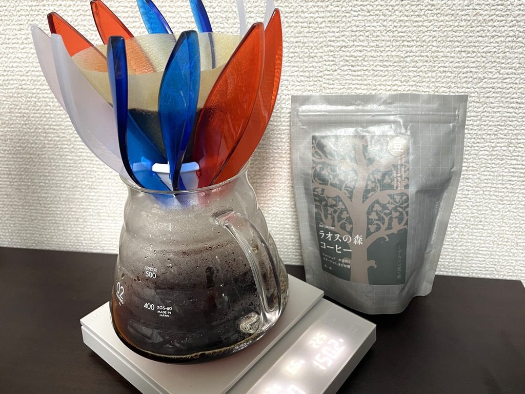 海ノ向こうコーヒーの「ラオスの森コーヒー」を抽出している様子
