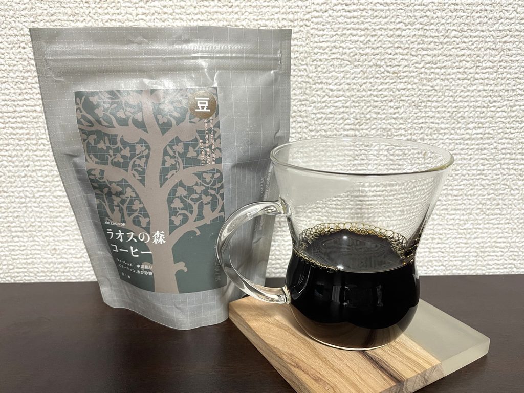 海ノ向こうコーヒーの「ラオスの森コーヒー」を飲んでいる様子