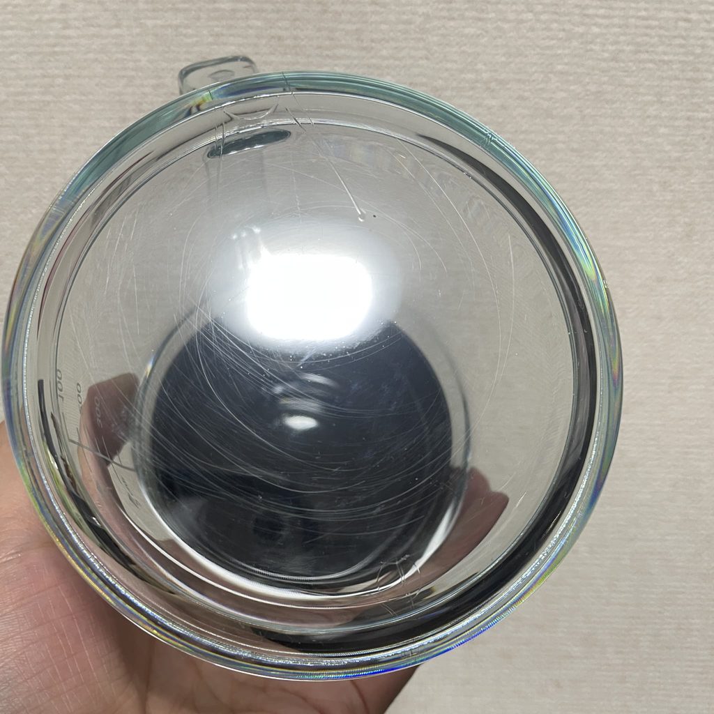 珈琲考具の割れないコーヒーサーバーのスリキズが光で目立っている様子