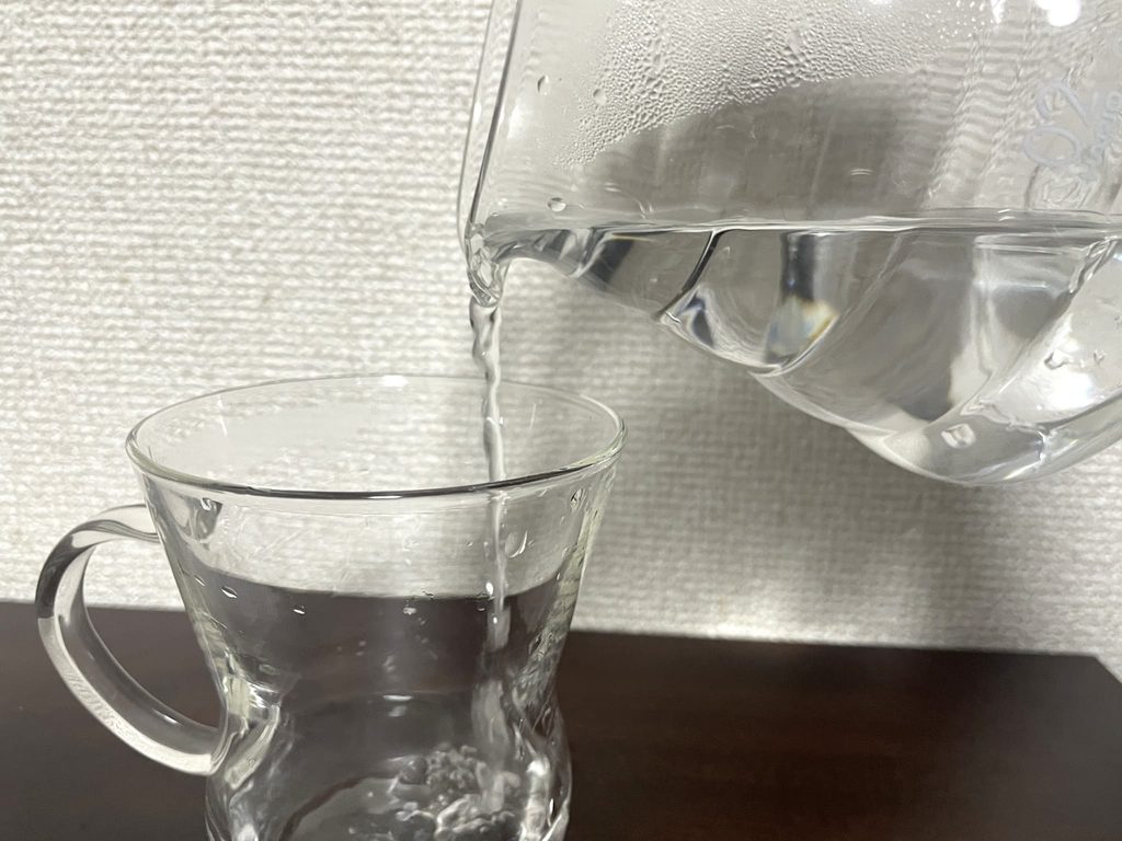 ガラスサーバーの注ぎやすさの様子