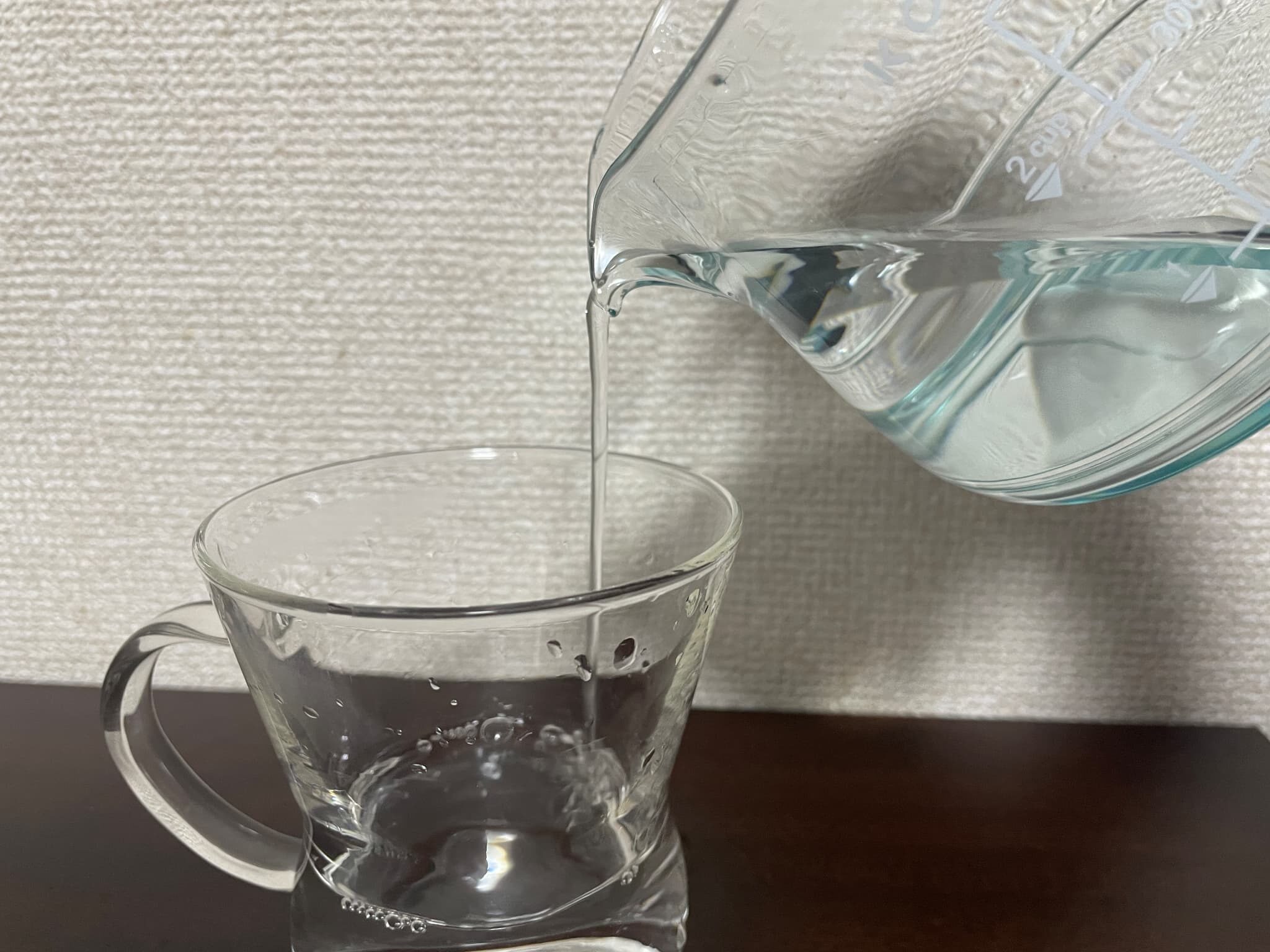 割れないサーバーの注ぎやすさの様子