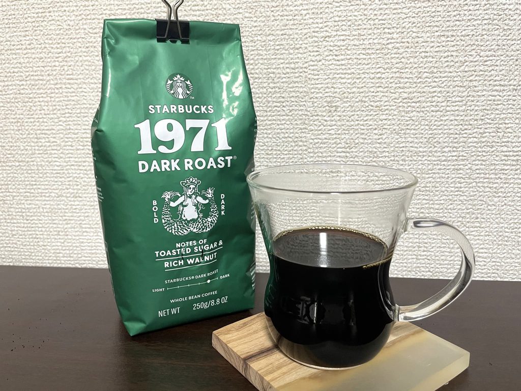スターバックス「1971 ダークロースト」を飲んでいる様子