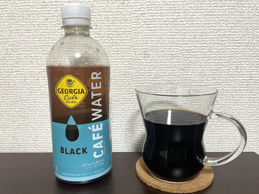 「カフェウォーター ブラック」を実際に飲んでいる様子