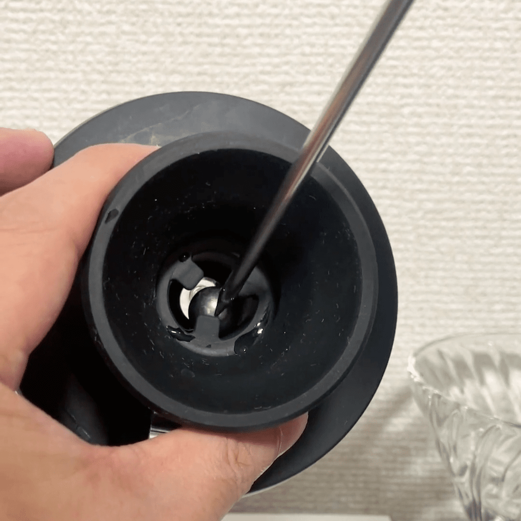 測定時のデジタル温度計の先端の精度を高めるためにシリコンに充てる