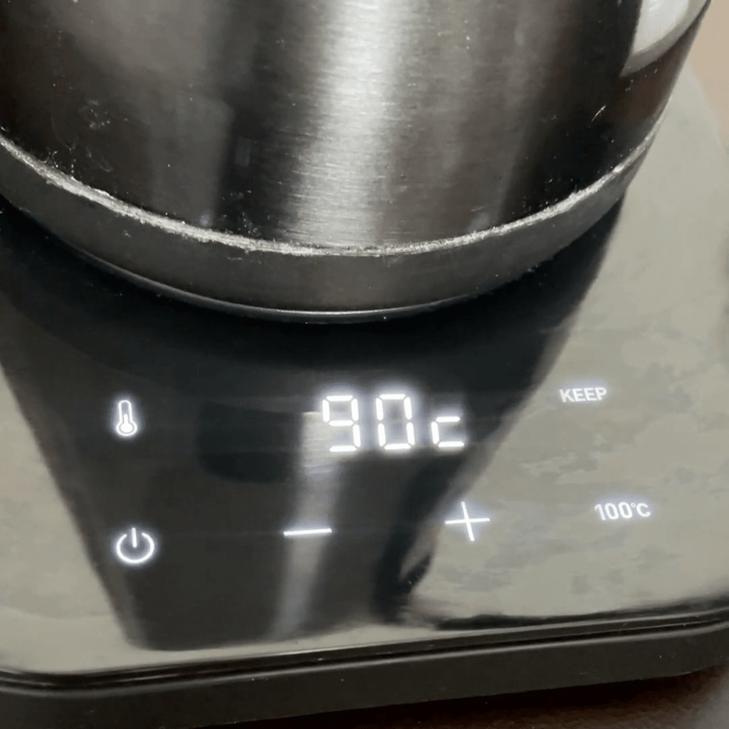 電気ケトルで90℃測る様子