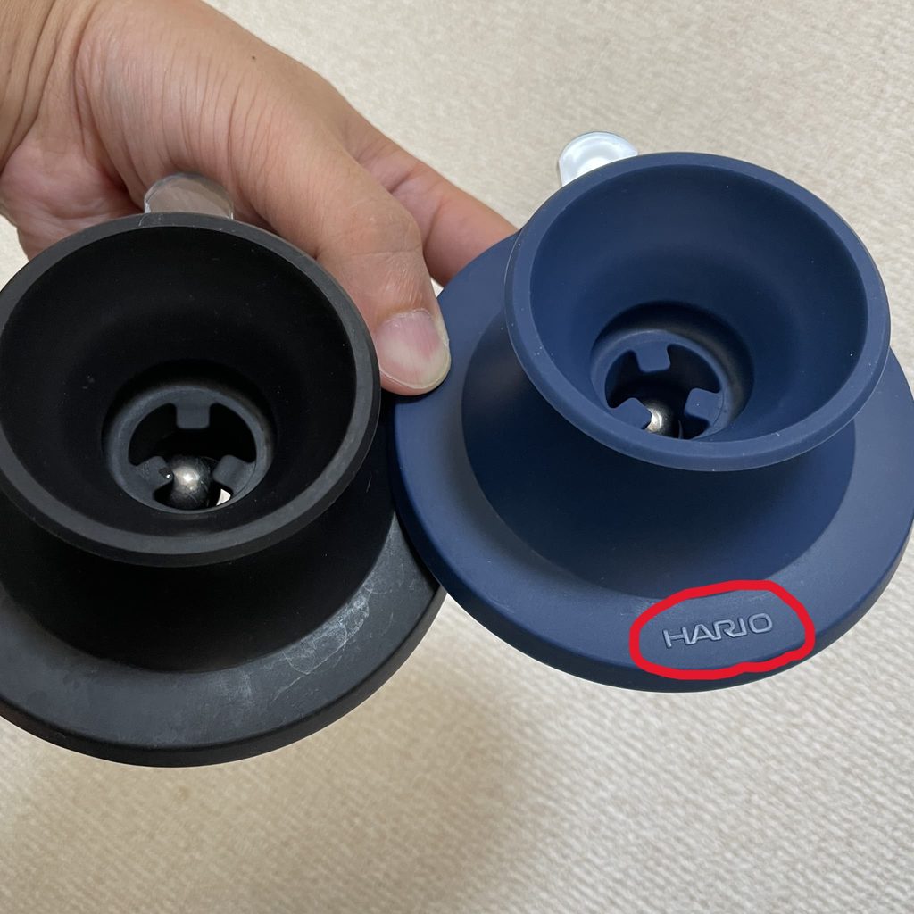 「Immersion Dripper Switch Base」と既存のブラックの台座とのロゴの違い