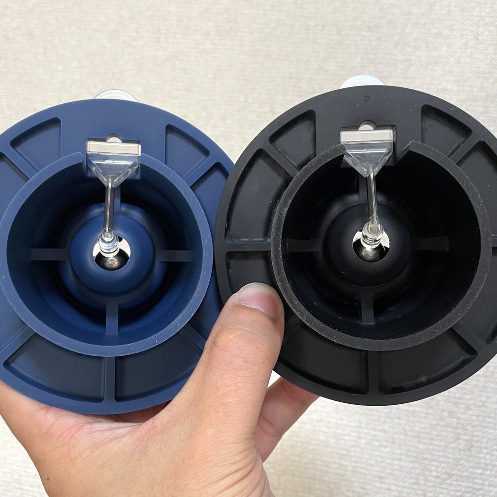 「Immersion Dripper Switch Base」と既存のブラックの台座の底から見た図