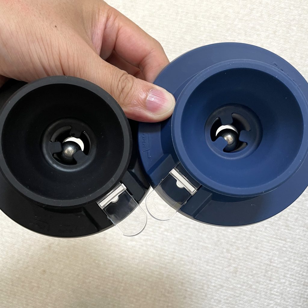 「Immersion Dripper Switch Base」と既存のブラックの台座の上から見た図