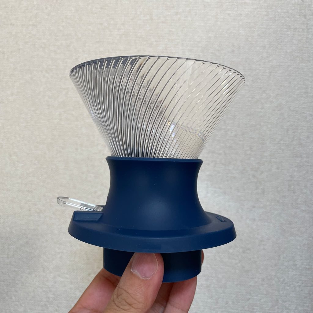 「Immersion Dripper Switch Base」ネイビーとV60 NEO 01 クリアの組み合わせ