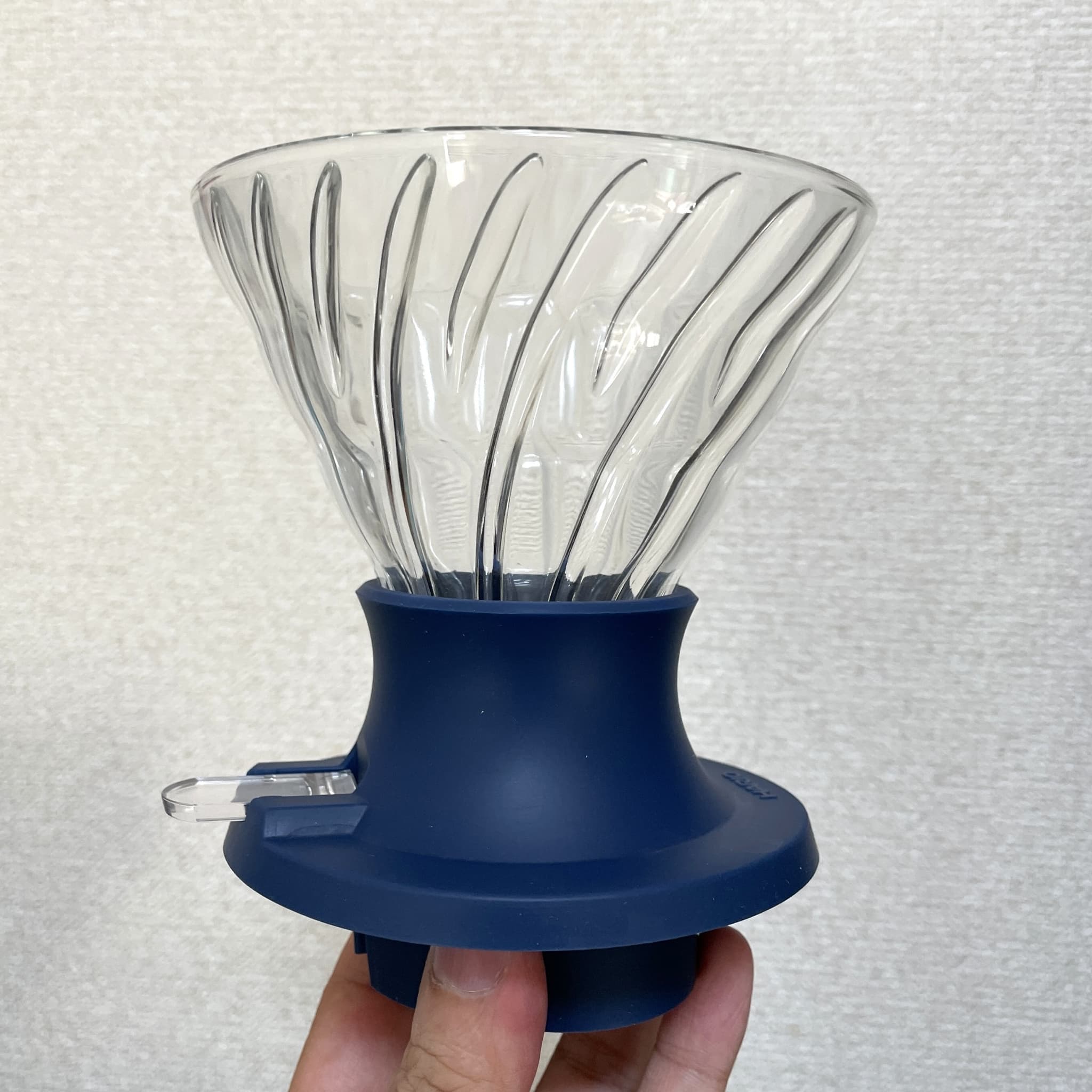 「Immersion Dripper Switch Base」ネイビーとV60 ガラスの組み合わせ